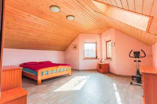 Dom w mieście | solidnie zbudowany
Dom na sprzedaż 
Powierzchnia: 208 m2
Rok budowy: 2000
SIEMIANOWICE ŚLĄSKIE