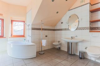 Dom w mieście | solidnie zbudowany
Dom na sprzedaż 
Powierzchnia: 208 m2
Rok budowy: 2000
SIEMIANOWICE ŚLĄSKIE