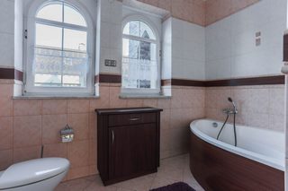 Rezydencja | strefa relaksu i spa | sąsiedztwo lasu i jeziora
Dom na sprzedaż 
Powierzchnia: 350 m2
Rok budowy: 2004
WYRY 