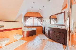 Rezydencja | strefa relaksu i spa | sąsiedztwo lasu i jeziora
Dom na sprzedaż 
Powierzchnia: 350 m2
Rok budowy: 2004
WYRY 