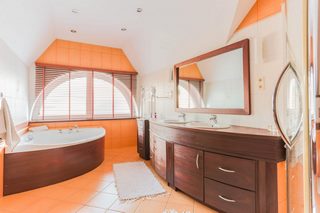 Rezydencja | strefa relaksu i spa | sąsiedztwo lasu i jeziora
Dom na sprzedaż 
Powierzchnia: 350 m2
Rok budowy: 2004
WYRY 