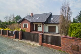 Komfortowy | solidnie zbudowany | prestiżowa lokalizacja
Dom na sprzedaż 
Powierzchnia: 177,75 m2
Rok budowy: 2012
KATOWICE 
