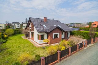 Komfortowy | solidnie zbudowany | prestiżowa lokalizacja
Dom na sprzedaż 
Powierzchnia: 177,75 m2
Rok budowy: 2012
KATOWICE 