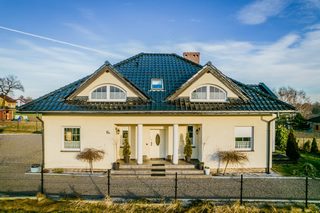 Urokliwy i wygodny | funkcjonalny rozkład pomieszczeń
Dom na sprzedaż
Powierzchnia: 153,71 m2 
Rok budowy: 2015
MARKLOWICE