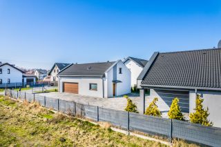 Nowoczesny | energooszczędny | wygodny
Dom na sprzedaż
Powierzchnia: 132 m2+ 156,60 m2
Rok budowy: 2019
IMIELIN
