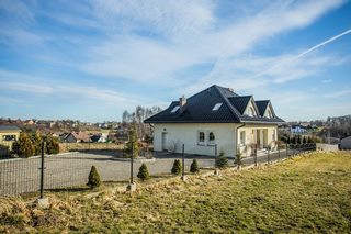 Urokliwy i wygodny | funkcjonalny rozkład pomieszczeń
Dom na sprzedaż
Powierzchnia: 153,71 m2 
Rok budowy: 2015
MARKLOWICE