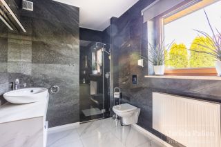 Komfortowy | funkcjonalny | piękny ogród
Dom na sprzedaż
Powierzchnia: 213 m2
Rok budowy: 2015
PORĘBA WIELKA 